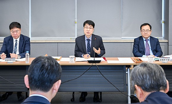 김정기 대구시장 권한대행이 간부회의를 주재하고 있다 [사진=대구시]