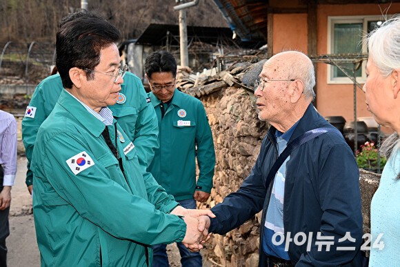 이철우 도지사가 산불피해 지역을 방문하고 있다.[사진=경북도청]