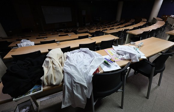 대구 한 의과대학 강의실에 의사 가운이 남겨져 있다.[사진=연합뉴스]