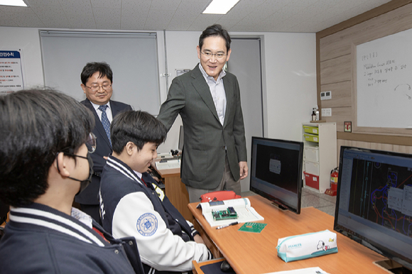 지난 2023년 구미전자공고를 방문했던 이재용 삼성전자 회장.[사진=삼성전자]