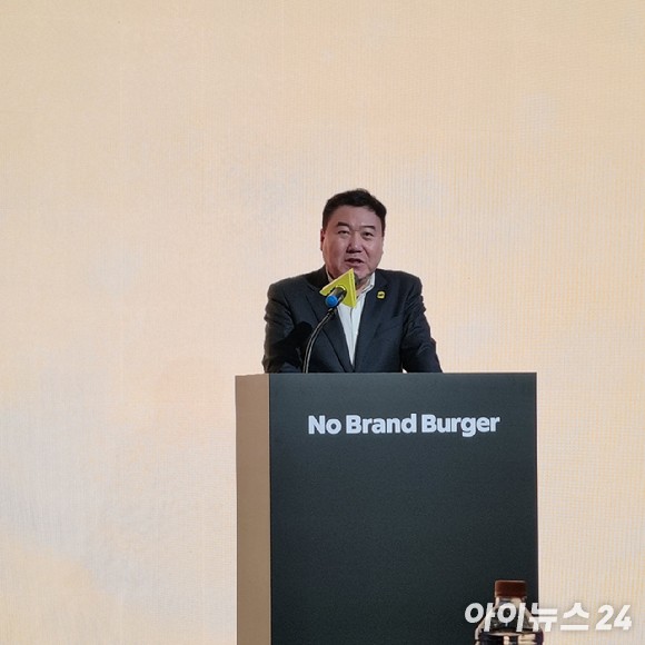 강승협 신세계푸드 대표가 8일 서울 코엑스서 열린 기자간담회에서 신규 가맹모델을 소개하고 있다.[사진=전다윗 기자]