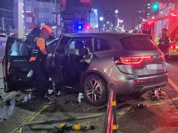 피해 차량 운전자인 B씨는 이날 휴가를 나오는 군인 아들을 데리러 군부대에 가다가 사고를 당한 것으로 알려졌다.사진은 사고 현장.[사진=인천소방본부]