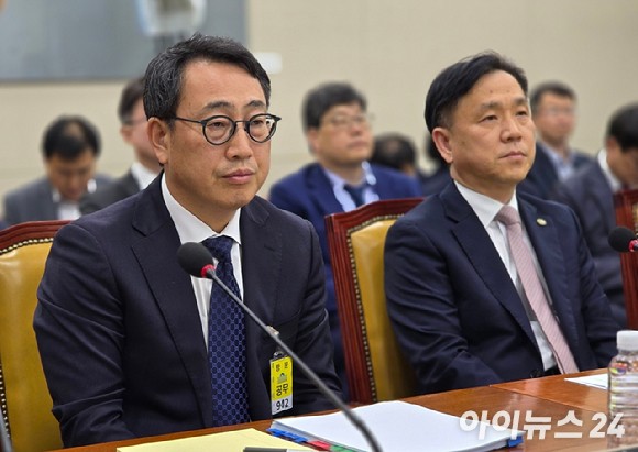 유영상 SK텔레콤 대표(왼쪽)가 8일 오후 2시 국회 과학기술정보방송통신위원회에서 열린 SK텔레콤 해킹 관련 청문회에 출석해 있다.[사진=안세준 기자]