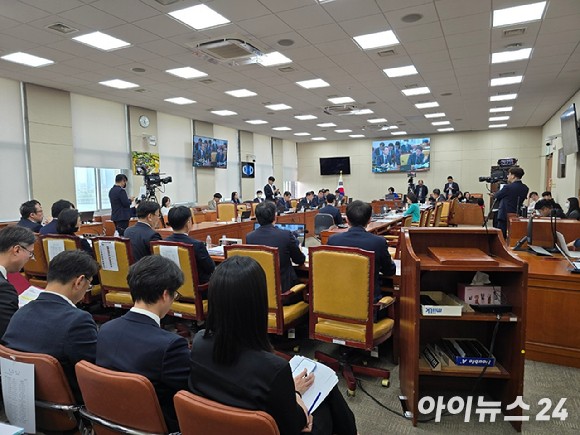 8일 오후 국회 과학기술정보방송통신위원회 회의실에서 SK텔레콤 해킹 관련 청문회가 진행되고 있다.이날 청문회는 유상임 과학기술정보통신부 장관을 비롯한 이진숙 방송통신위원장,유영상 SK텔레콤 대표,류정환 SK텔레
