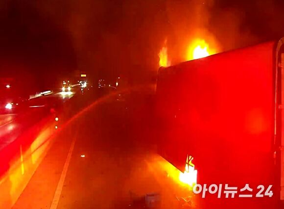 8일 오후 9시 49분쯤 중부내륙고속도로 양평방향 66.2km 지점에서 화물차 6중 추돌 사고 후 6.5톤 윙바디 화물차에 불이 나 출동한 소방당국이 화재 진압을 하고 있다.[사진=경북소방본부]