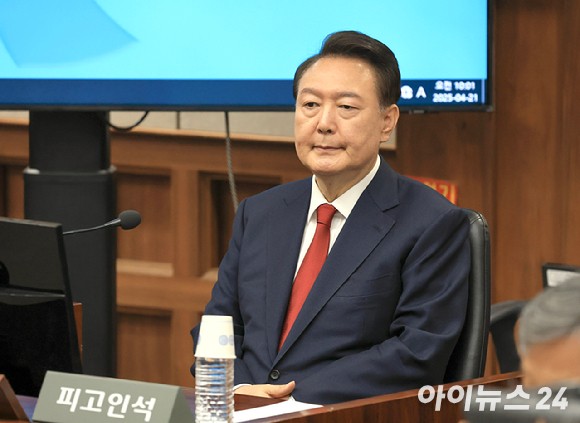 윤석열 전 대통령이 지난달 21일 서울 서초동 서울중앙지법에서 열린 내란 우두머리 혐의 형사재판 2번째 공판에 출석하고 있다.[사진=사진공동취재단]