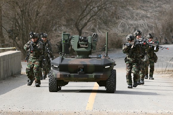 국군 장병들과 다목적무인차량이 장애물을 개척하며 전진하고 있다.[사진=사진공동취재단]