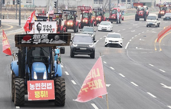 지난해 12월 윤석열 대통령 구속을 촉구하며 트랙터 수십 대 등을 몰고 상경 중인 전국농민회총연맹 '전봉준투쟁단'이 경기도 평택시 경기대로 진위역 인근을 지나고 있다.[사진=연합뉴스]