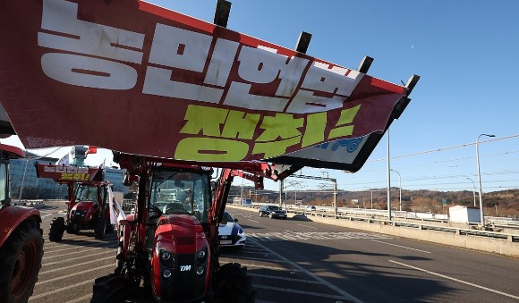 지난해 12월 서울 서초구 남태령 도로 위에 전국농민회총연맹 '전봉준투쟁단'의 트랙터가 멈춰 서 있다.[사진=연합뉴스]