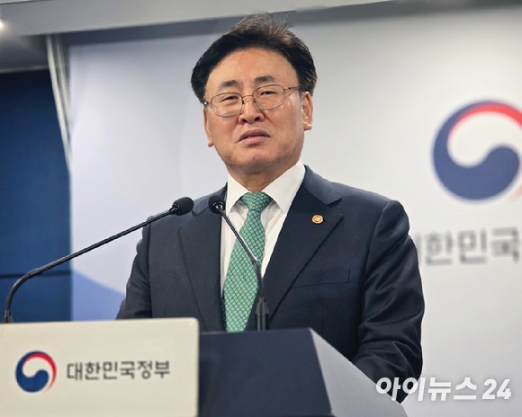 유상임 과학기술정보통신부 장관이 9일 오전 정부서울청사에서 '2025년도 과기정통부 핵심과제 4월 실적 및 5월 계획'에 대한 브리핑을 진행하고 있다.[사진=안세준 기자]