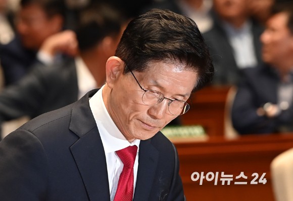 김문수 국민의힘 대선후보가 9일 서울 여의도 국회에서 열린 의원총회에서 인사말을 마친 뒤 자리에 착석하고 있다.[사진=곽영래 기자]