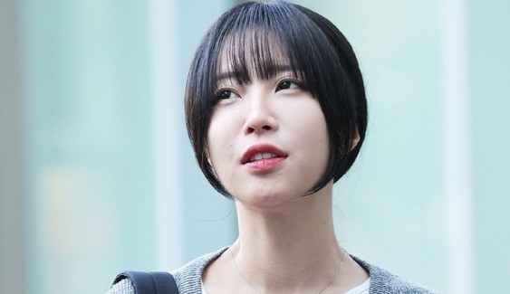 인기 유튜버 쯔양(본명 박정원)이 지난해 11월 경기도 수원시 영통구 수원지방법원에서 열린 자신에 대한 공갈 등 혐의로 구속기소된 구제역(본명 이준희) 재판에 증인으로 출석하며 취재진 질문에 답하고 있다.[사진=연