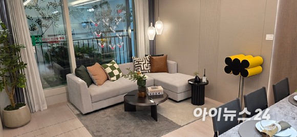 9일 인천 서구 청라동에 마련된 부천대장 A8 59㎡B타입 거실.[사진=이수현 기자]