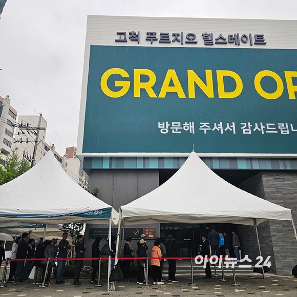 지난 9일 오전 12시 무렵 고척 푸르지오 힐스테이트 견본주택에 들어가기 위해 내방객들이 줄을 서 있다.2025.05.09 [사진=이효정 기자 ]