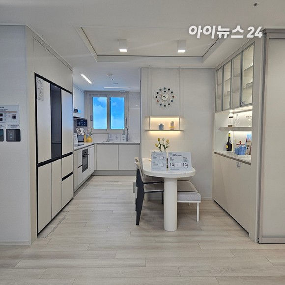 고척 푸르지오 힐스테이트 견본주택 내 전용 59㎡B 타입 부엌 전경.2025.05.09 [사진=이효정 기자 ]