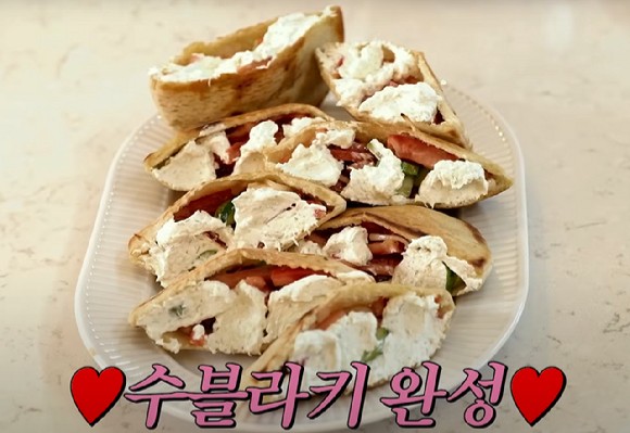 배우 최민수의 아내인 방송인 강주은은 유튜브 채널 '깡주은'을 통해 집에서도 간편하게 만들 수 있는 '그릭 수블라키 샌드위치' 조리법을 공개했다.사진은 해당 샌드위치.[사진=유튜브 @깡주은 ]