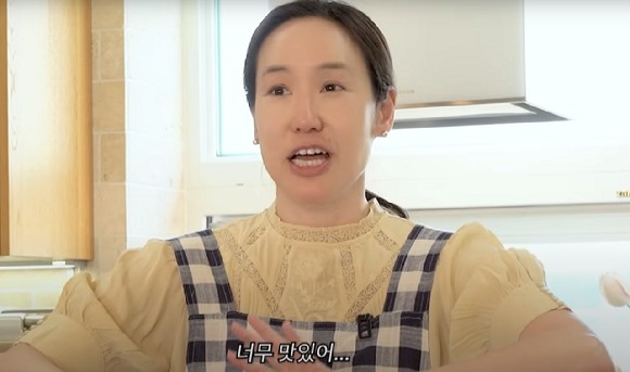 강주은은 수블라키를 피타 브레드(중동에서 즐겨 먹는 납작한 빵)에 담고 그릭 요거트와 샐러드를 곁들여 간편한 샌드위치 형태로 만들었다.[사진=유튜브 @깡주은]