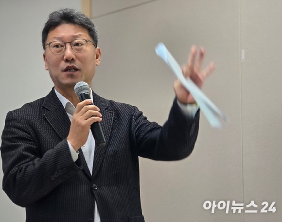 11일 오전 서울 중구 삼화타워에서 진행된 유심(USIM) 일부 정보 유출 관련 SK텔레콤의 데일리(일간) 브리핑에서 김희섭 SK텔레콤 PR센터장이 발표하고 있다.[사진=안세준 기자]