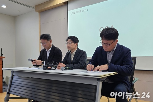 11일 오전 서울 중구 삼화타워에서 진행된 유심(USIM) 일부 정보 유출 관련 SK텔레콤의 데일리(일간) 브리핑에서 왼쪽부터 김희섭 SK텔레콤 PR센터장,<a href=