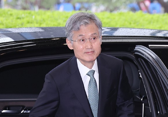 조희대 대법원장이 9일 서울 서초구 대법원으로 출근하고 있다.[사진=연합뉴스]