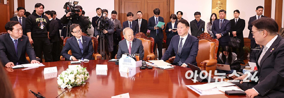우원식 국회의장과 경제단체장들이 지난해 12월17일 서울 여의도 국회의장실에서 열린 경제단체 비상간담회에서 대화를 나누는 모습.이날 간담회에는 손경식 한국경영자총협회 회장,최태원 대한상공회의소 회장,김기문 중소