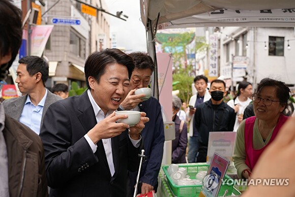 개혁신당 이준석 대선 후보가 10일 대구 동성로에서 열린 거리버스킹 현장을 찾아 지지자 및 시민들과 인사를 나누고 있다.[사진=연합뉴스]
