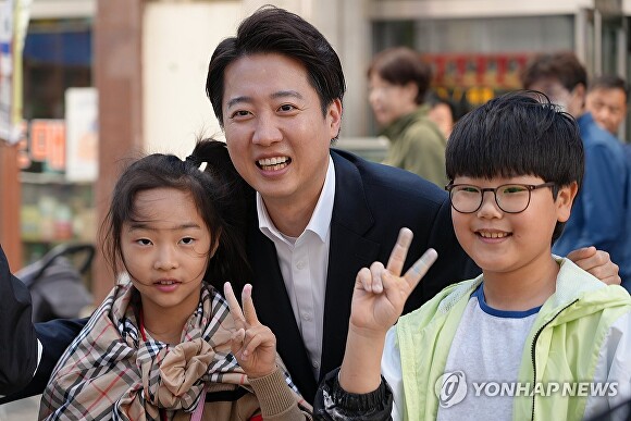 개혁신당 이준석 대선 후보가 10일 대구 동성로에서 열린 거리버스킹 현장을 찾아 어린이들과 기념촬영을 하고 있다.[사진=연합뉴스]