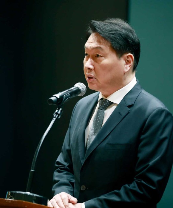최태원 SK그룹 회장이 지난 7일 오전 서울 중구 SK T타워에서 열린 SKT 해킹 관련 일일브리핑에서 발언하고 있다.[사진=SKT]