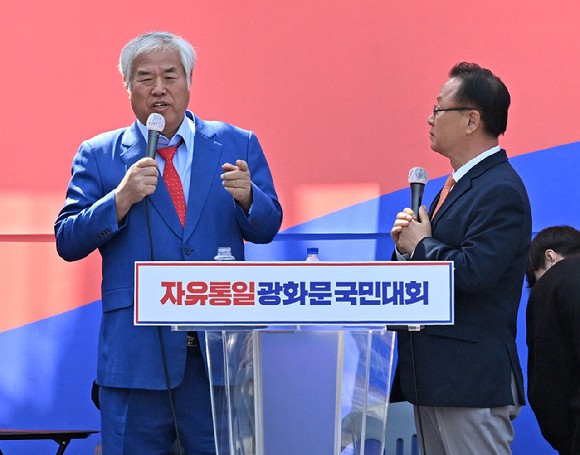 헌법재판소가 윤석열 전 대통령의 파면을 선고한 4일 서울 용산구 한남동 대통령 관저 인근에서 열린 탄핵반대 집회에서 전광훈 목사가 발언을 하고 있다.[사진=곽영래 기자]