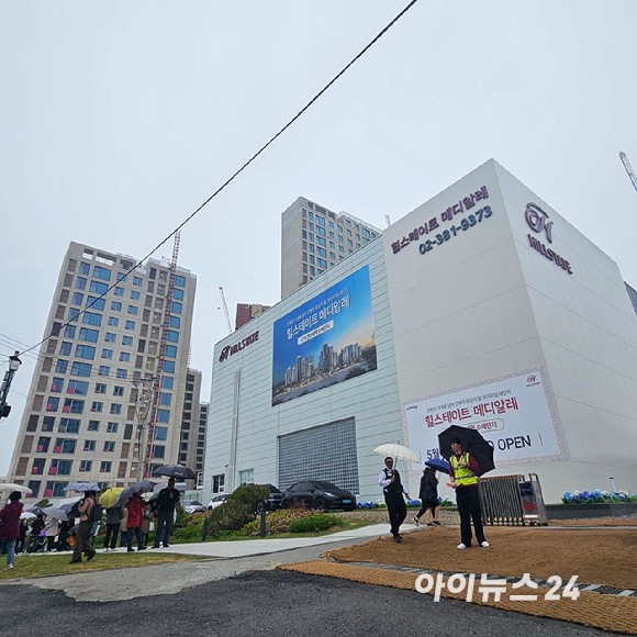 힐스테이트 메디알레 견본주택 전경 너머로 공사 현장이 보인다.2025.05.09 [사진=이효정 기자 ]