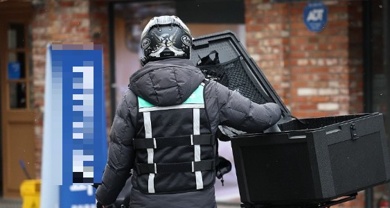 서울 시내에서 한 라이더가 관련 물품을 배달하고 있다.[사진=연합뉴스]
