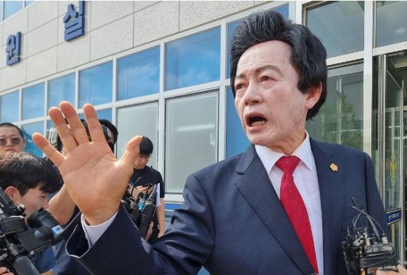 본인이 운영하는 종교시설 '하늘궁'의 여성 신도들로부터 성추행 혐의로 고소당한 허경영 국가혁명당 명예대표가 지난해 7월 19일 오후 경기도 의정부시 금오동 경기북부경찰청에서 입장을 발표 후 취재진의 질문에 답하고 있