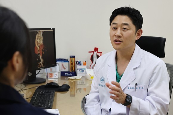 권준교 서울아산병원 혈관외과 교수가 심혈관질환 환자를 진료하고 있다.[사진=서울아산병원]