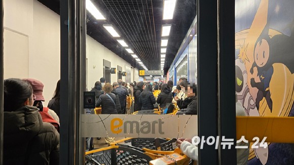 서울의 한 이마트 오픈 시간 전인 오전 9시 50분쯤 매장 입구부터 입장을 기다리는 소비자들로 북적이고 있다.