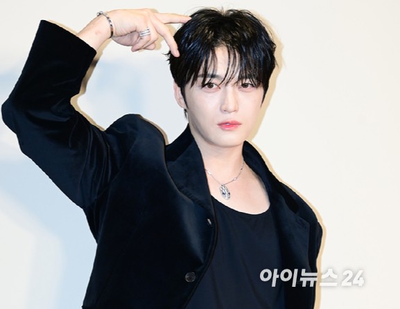 가수 김재중이 불가리 세르펜티 인피니토 전시 포토월 행사에 참석하고 있다.[사진=정소희 기자]
