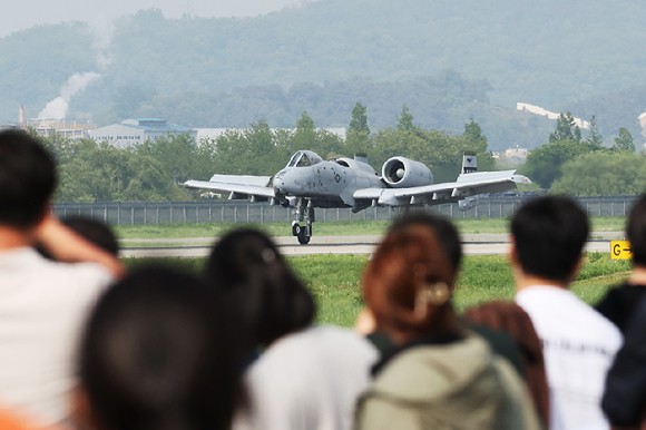 경기도 평택시 주한미공군 오산기지에서 열린 '오산 에어 파워 데이 2025'에서 A-10 공격기가 시범비행을 하고 있다.2025.5.11 [사진=연합뉴스]