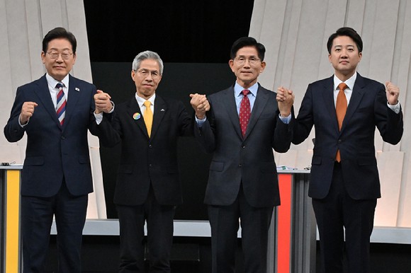 더불어민주당 이재명(왼쪽부터), 민주노동당 권영국, 국민의힘 김문수, 개혁신당 이준석 대선 후보가 27일 서울 마포구 상암동 MBC 스튜디오에서 진행된 정치 분야 TV토론회에서 기념촬영을 하고 있다. [사진=국회사진
