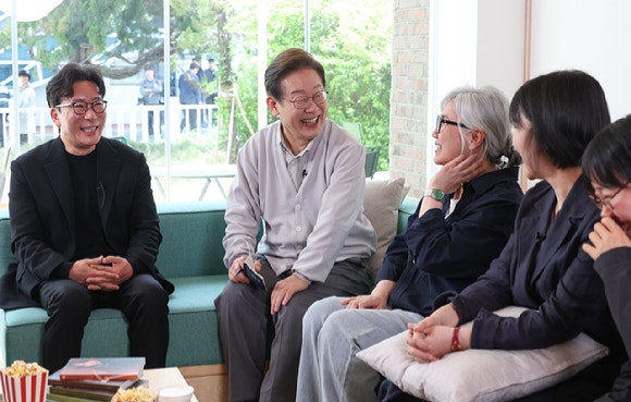 이재명 당선인이 지난 5월 전북 전주시 완산구의 한 카페에서 열린 K-콘텐츠 산업 진흥 간담회에서 참석자들과 대화하고 있다.[사진=연합뉴스]