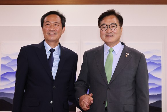 국회 찾은 <b>우상호 정무수석</b> "신속한 <b>추경</b> 절차 <b>협조</b> 요청"