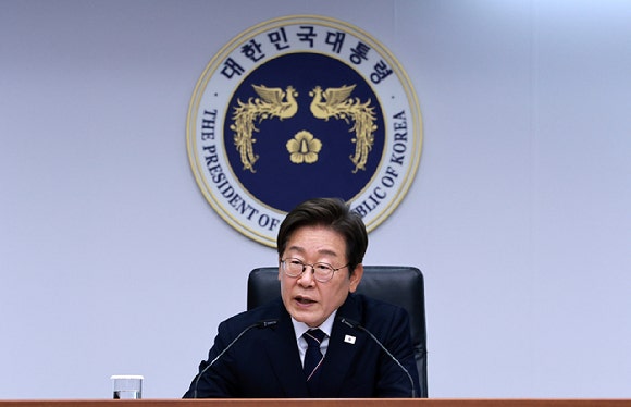 李 대통령 "<b>중동 상황 위급</b>…전 부처 '비상대응 체제' 갖춰야"