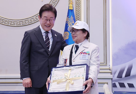 李<b>대통령</b>, '국가유공자' 청와대 <b>초청</b>…"존경과 감사 마음 전달"