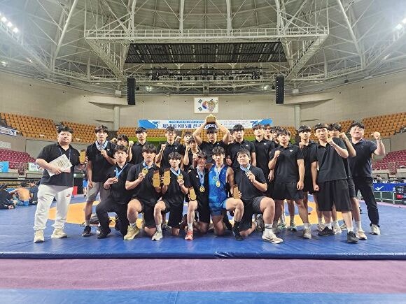 충북체고 레슬링, 전국대회 단체 <b>우승</b>…금·은·동 7개 획득
