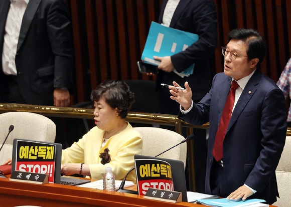 추경 <b>예결위</b> '파행'⋯"민생 벼랑끝" vs "위원장이 李 들러리"