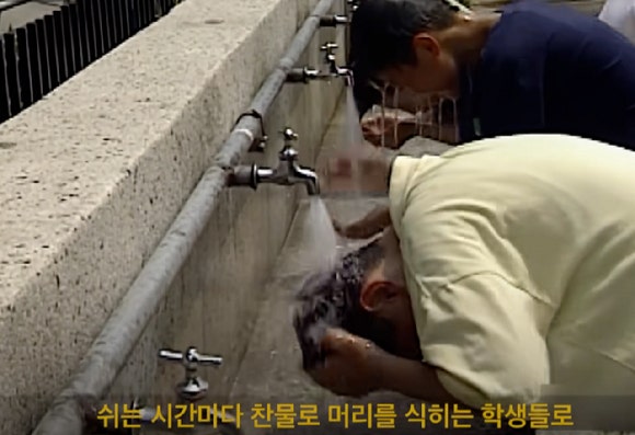 국민학생들은 쉬는 시간이 되면 더위를 식히기 위해 찬물에 머리를 감았다. [사진=유튜브 @크랩, KBS 보도화면]