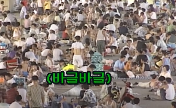 한강 다리 밑에는 피서객으로 인산인해를 이뤘다. [사진=유튜브 @크랩, KBS 보도화면]