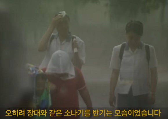 더위에 지친 이들은 비 소식을 환영하기도 했다. [사진=유튜브 @크랩, KBS 보도화면]