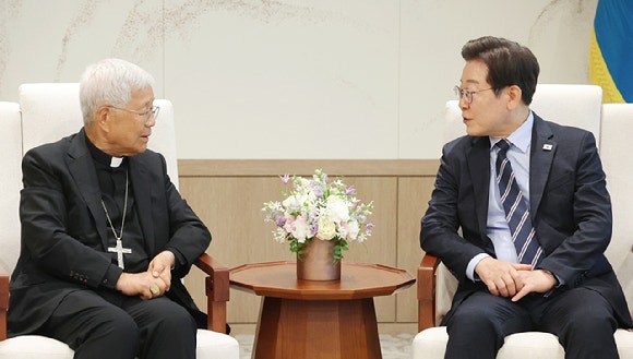 李 <b>대통령</b>, <b>교황</b> 방한길에 '北 방문' 제안