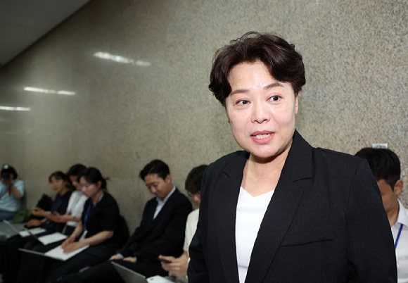 <b>국힘</b> 혁신위, '尹 <b>부부 전횡</b> 반성' 당헌·당규에 명시키로