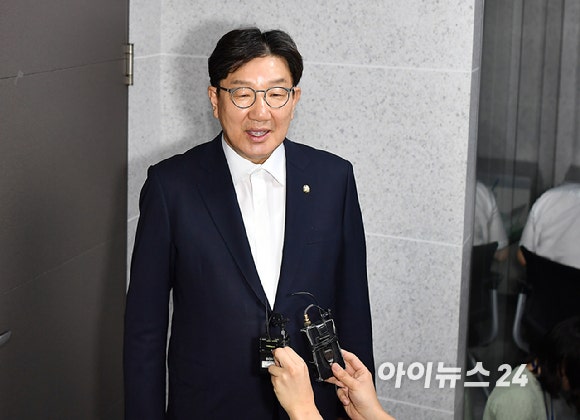 '압수수색' <b>권성동</b> "난 <b>결백</b>…영장발부 판사 문제"