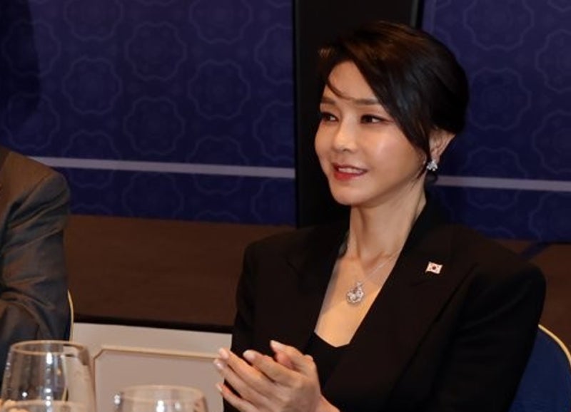 <b>특검</b>, 김 여사 <b>친오빠</b> 소환…'공흥 특혜·아펠 목걸이' 집중 추궁